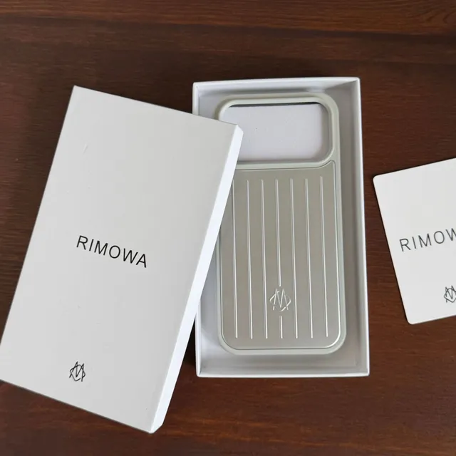 Silver - with packaging supporting magnetic attraction