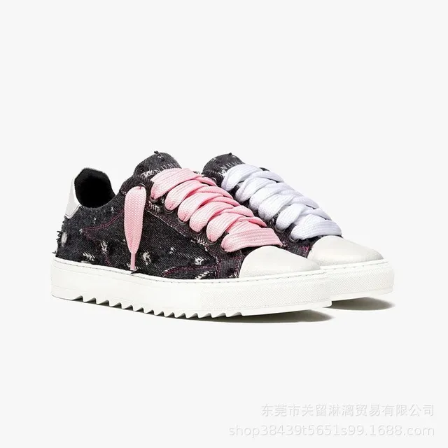 黑色破旧牛仔