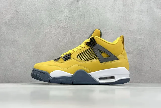 Air Jordan 4 Thunder