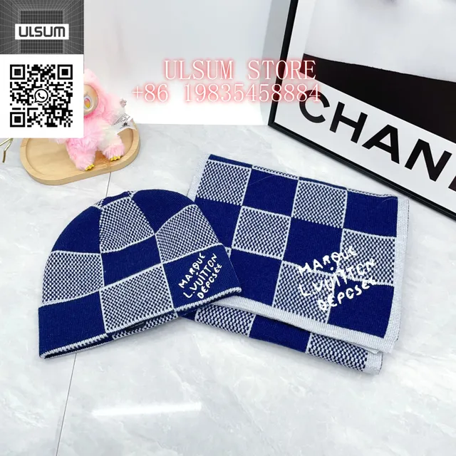 Checkered Beanie and Scarf Set Marque Louis Vuitton Déposé