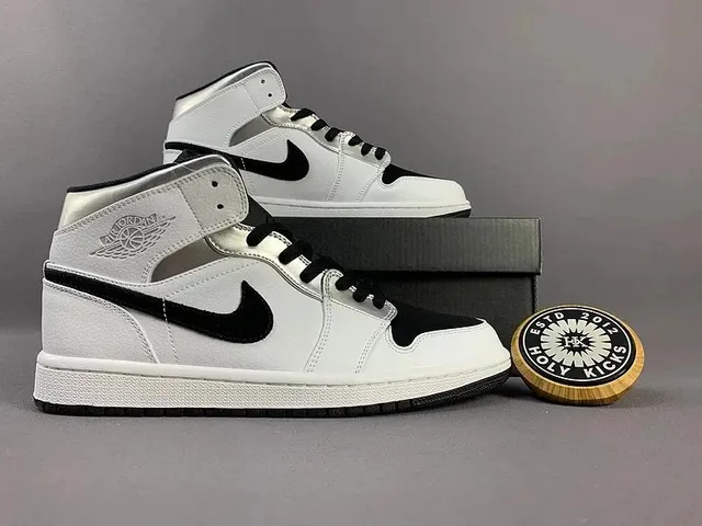 Air Jordan 1 Mid White Black