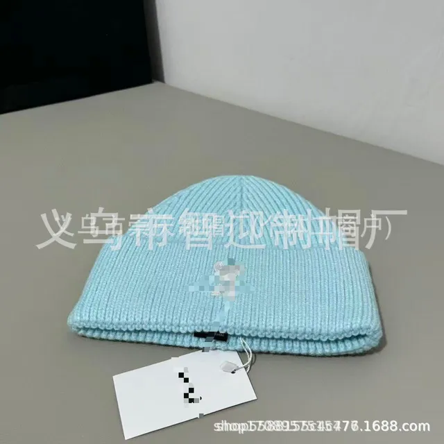 浅蓝色白标