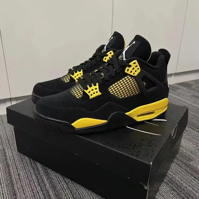 Air Jordan 4 Thunder
