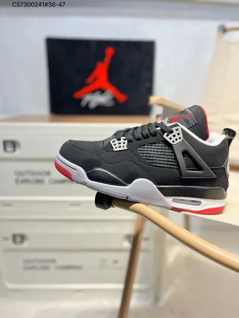 Air Jordan 4 Bred