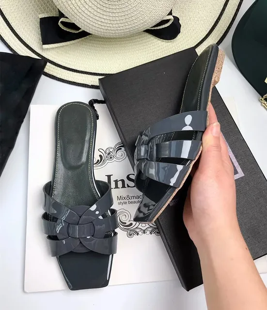 深灰色漆皮