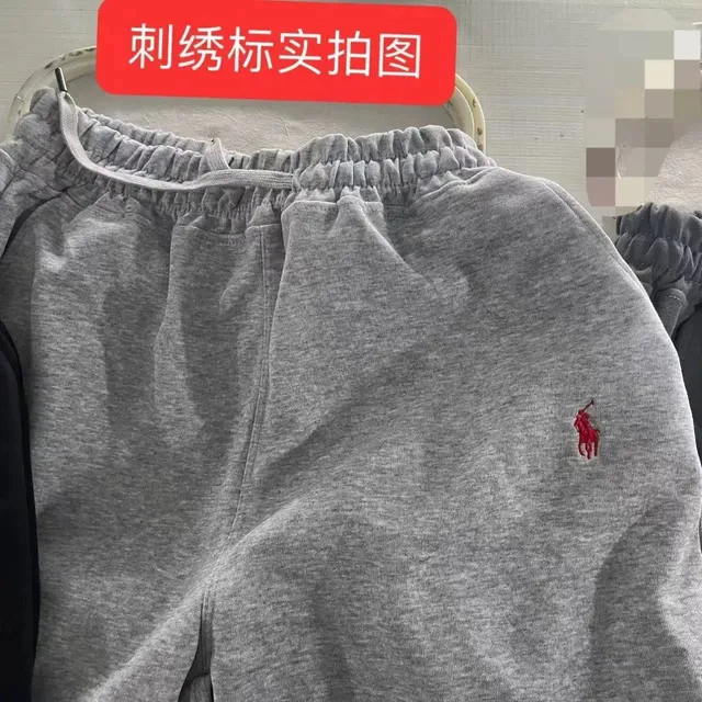 30灰色 红马