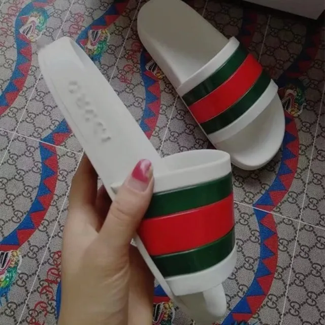 白底红绿条纹