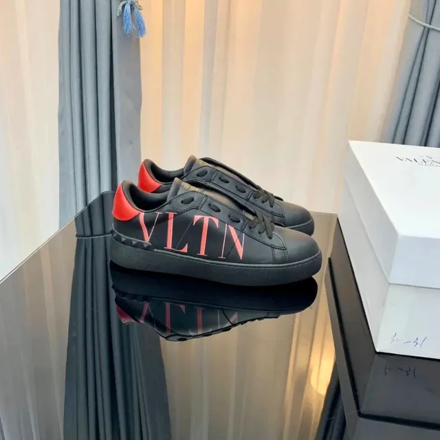 Valentino Oscar Low VLTN Logo