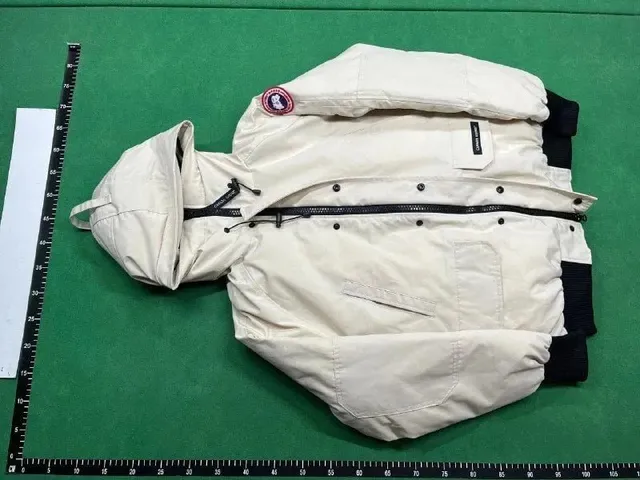 Canada Goose Puffer Jacket Classic Fit