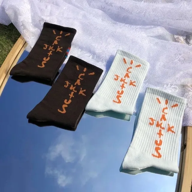 黑色白色各一双