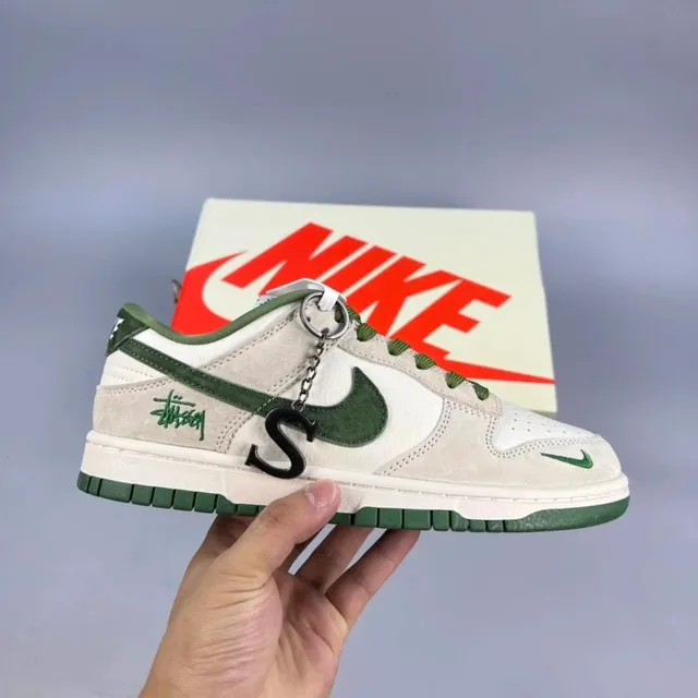 Nike × Stüssy Dunk Low