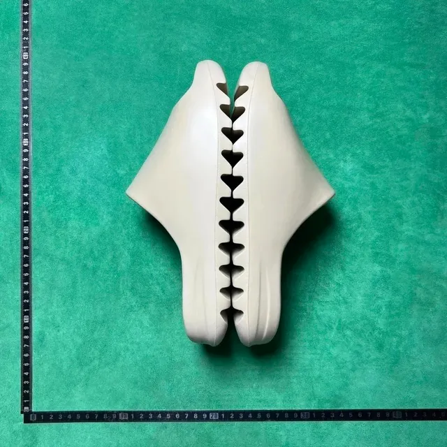 Yeezy Foam Runner Bone