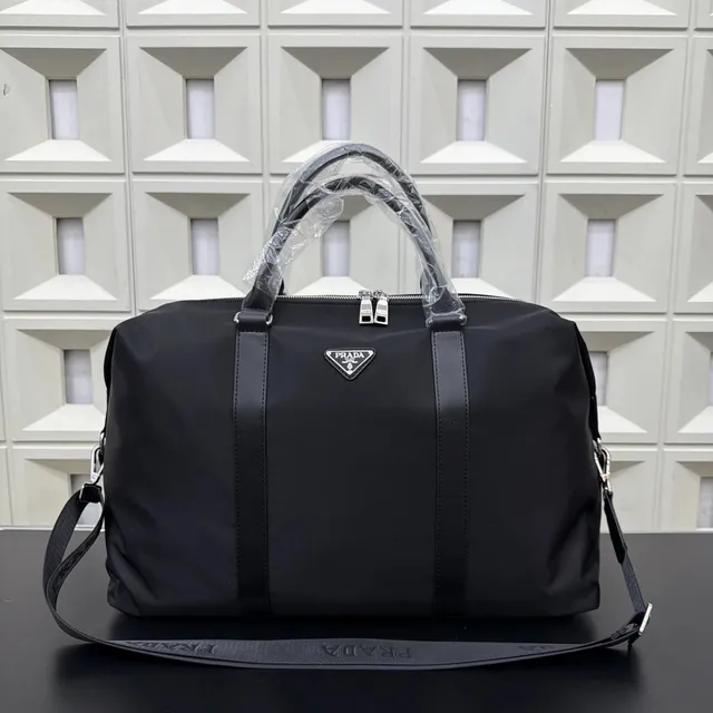 Prada Re-Edition 2005 Duffle Nylon