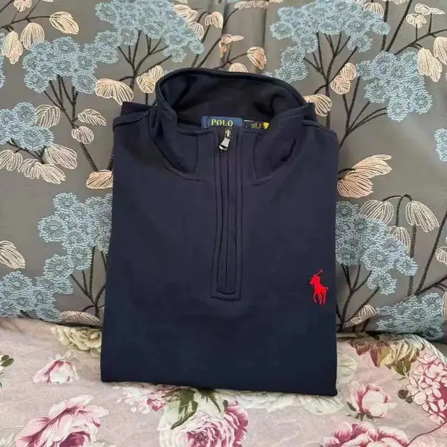 藏青衣服红色标
