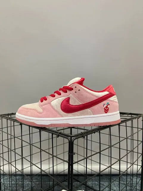 Nike × Travis Scott Dunk Low Valentine's Day