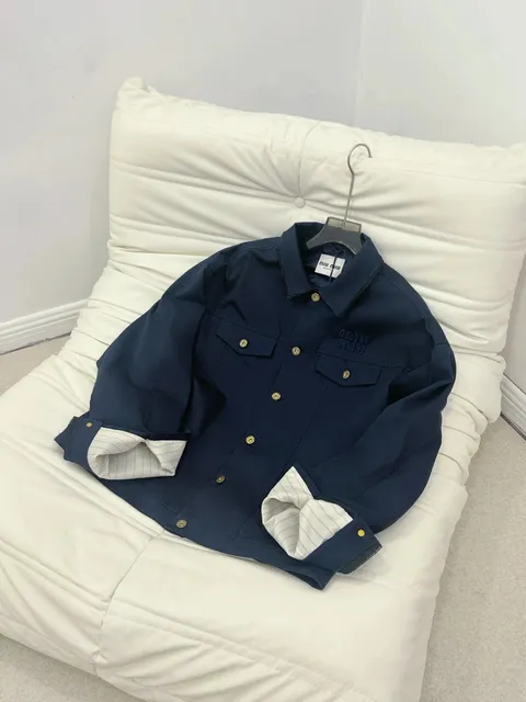 深蓝色