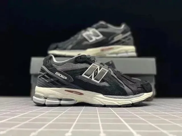 New Balance 2002R Black Grey