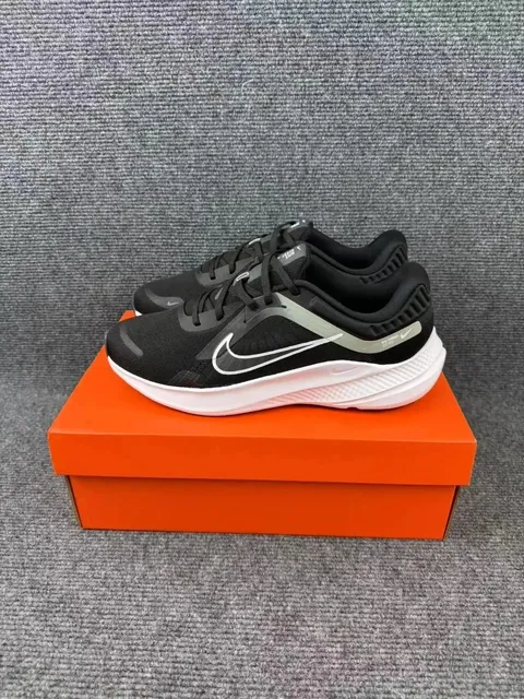 Nike Quest 4 Black/White