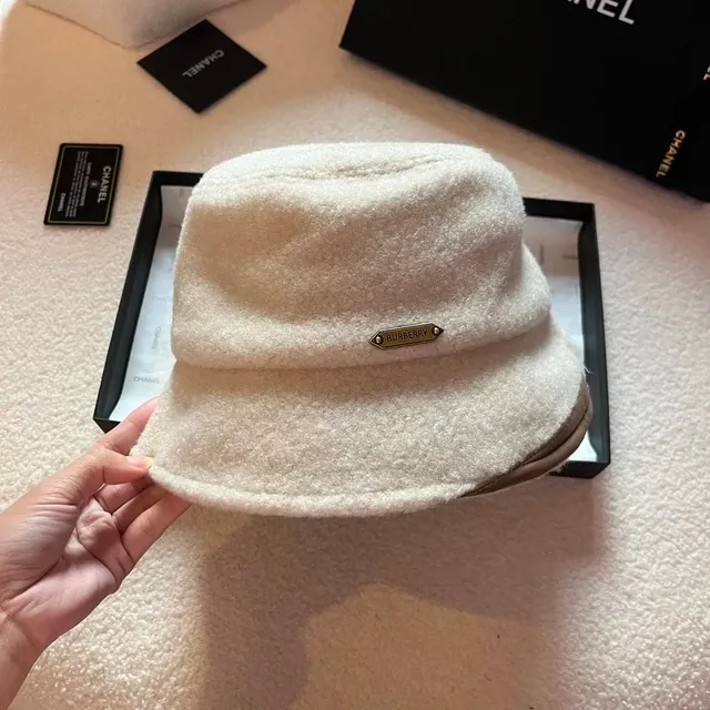 Burberry bucket hat cream-colored wool-like fabric with metal logo plaque