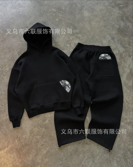 黑色连帽套装