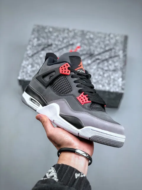 Air Jordan 4 Bred