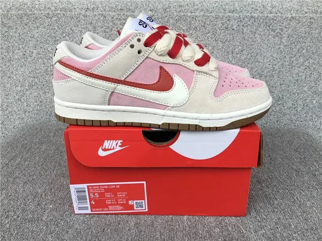 Nike Dunk Low SE Valentine's Day