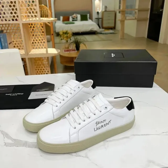 Saint Laurent Court Classic