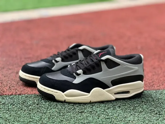 Air Jordan 4 Bred
