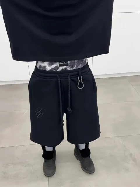 短裤黑色