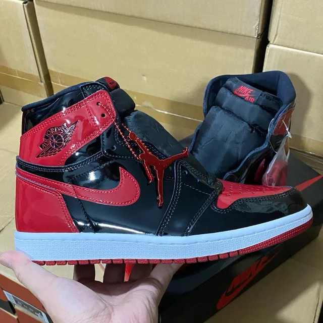 AJ1黑红漆皮