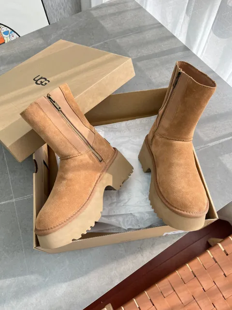 UGG Platform Boot Suede