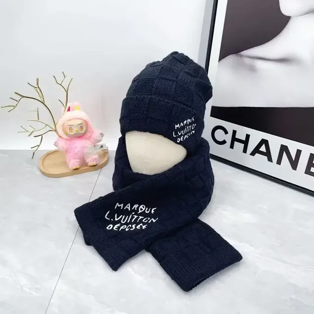 Louis Vuitton Knit Beanie and Scarf Set Marque L.VUITTON Déposée