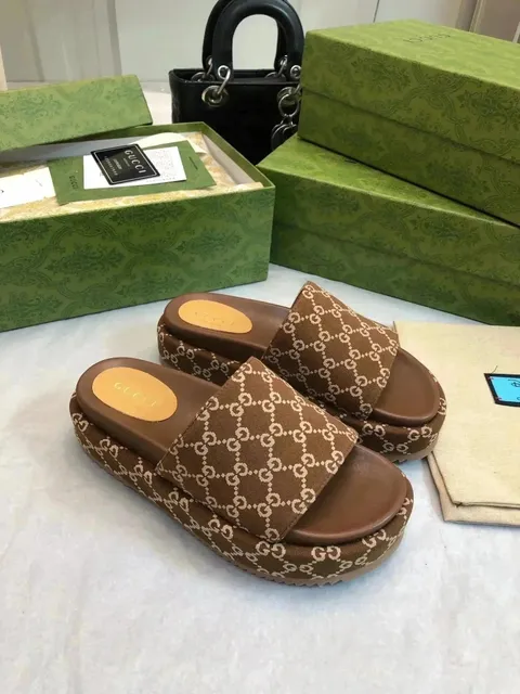 Gucci GG Marmont Slide