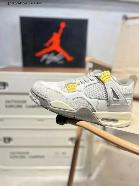 Air Jordan 4 Thunder