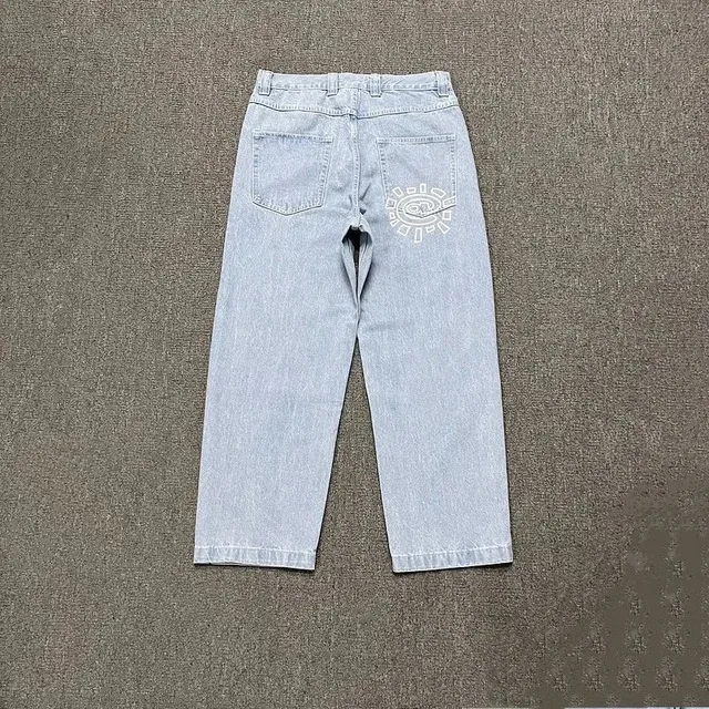 浅蓝牛仔裤