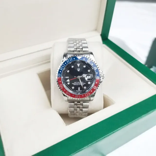 Four-pin coke circle, five-bead silver strap, red and blue circle, black face