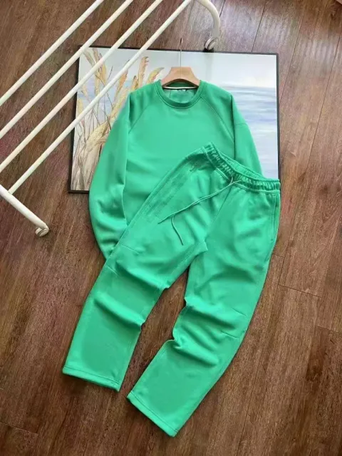 绿色圆领套装