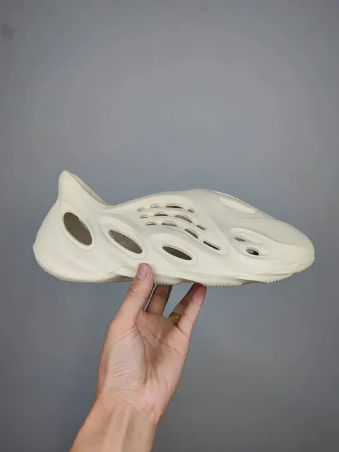 Yeezy Foam Runner Bone