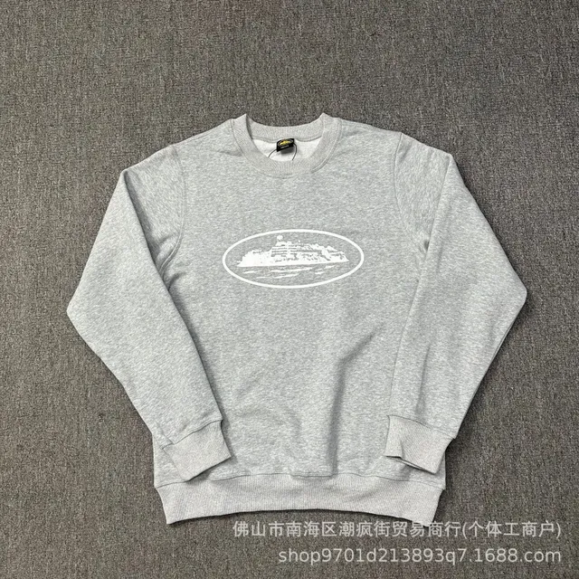 灰色圆领卫衣