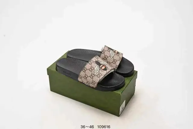Gucci Bee Slide GG Supreme with Bee