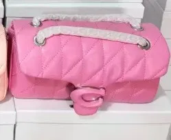 玫红色