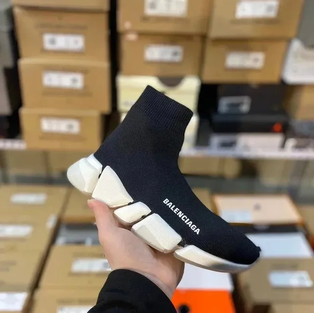 黑色白底
