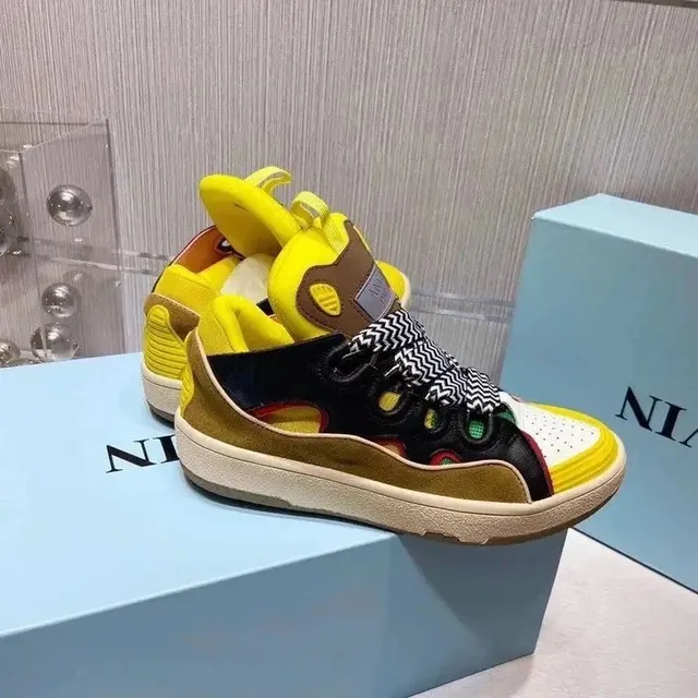 Nike Sneaker Multicolor Cut-Out