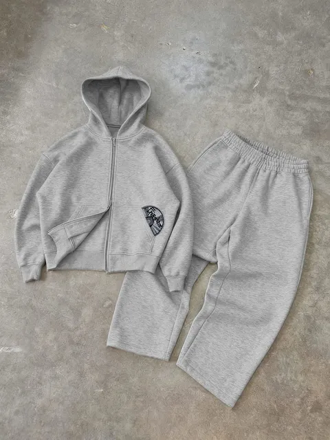 灰色拉链卫衣