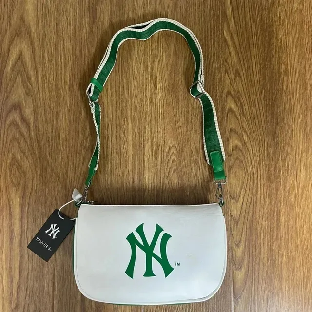 MLB × New Era Crossbody Bag NY Yankees Logo
