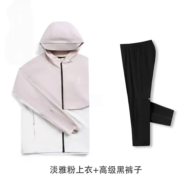 淡雅粉上衣+黑色长裤