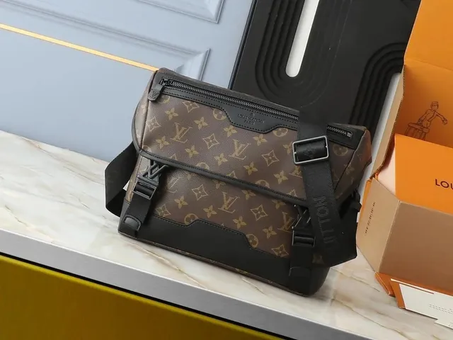 Louis Vuitton Messenger Bag Monogram Canvas
