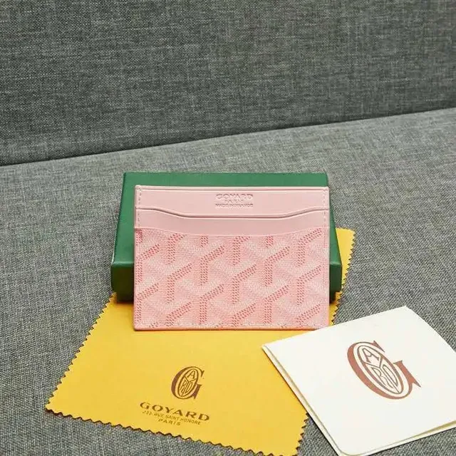 粉红色