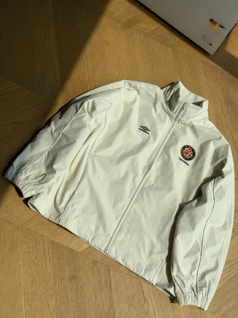 A8.上衣米白色