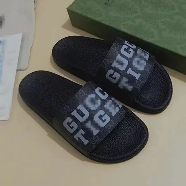 黑底白字母
